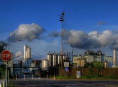 High tech hinterm Bretterzaun. / HDR