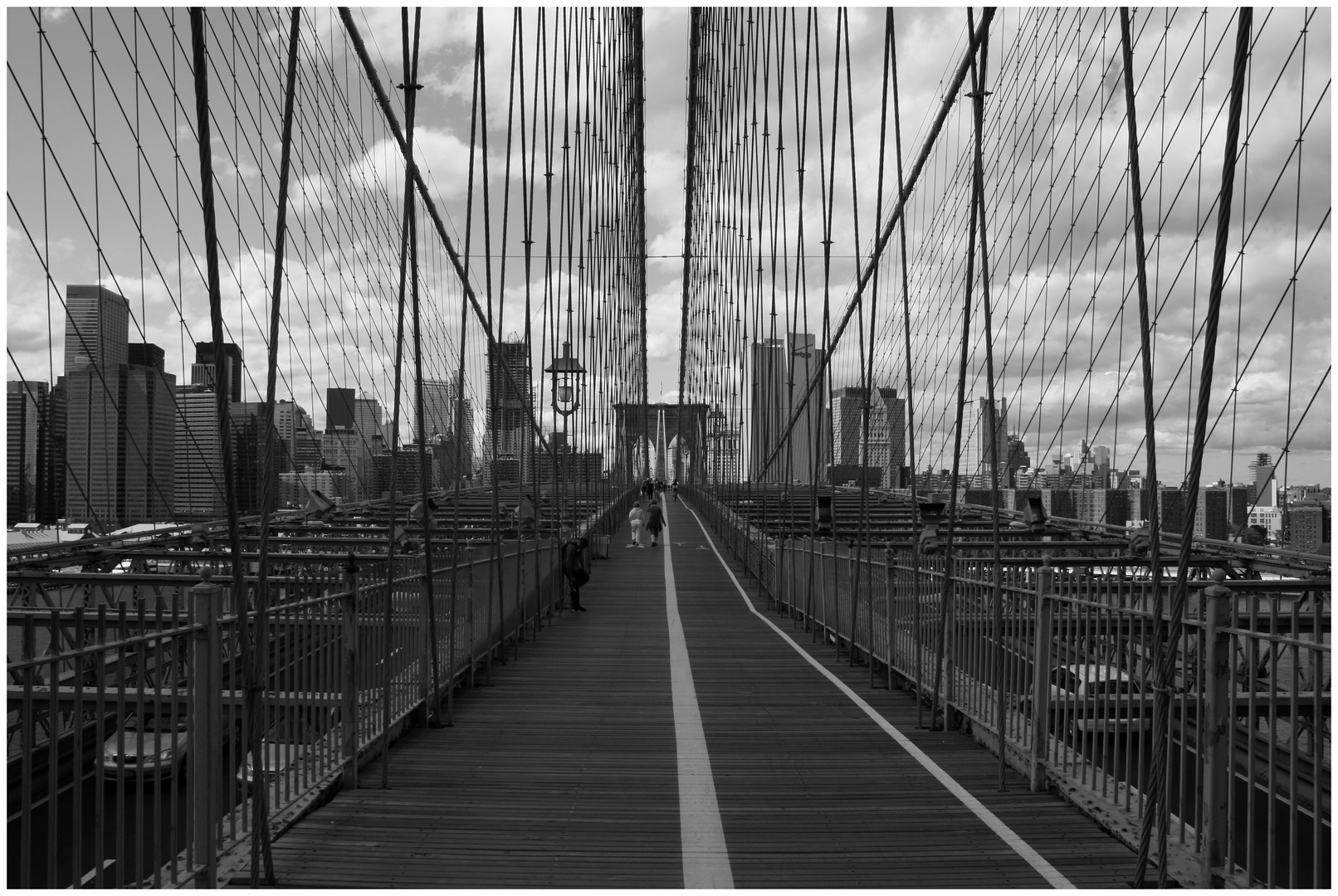 "High-Wire" Brooklyn Bridge am Tage