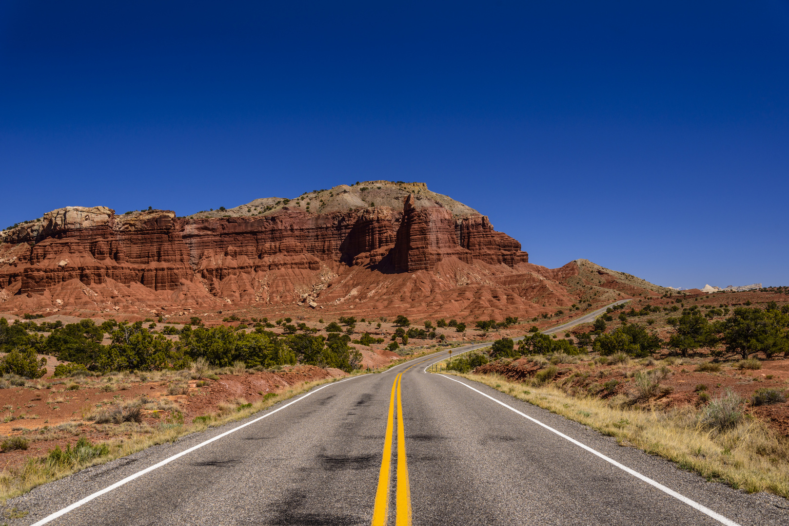 Highway 24 gegen Chimney Rock, Capitol Reef NP, Utah, USA