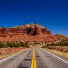 Highway 24 gegen Chimney Rock, Capitol Reef NP, Utah, USA