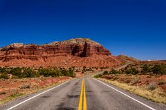 Highway 24 gegen Chimney Rock, Capitol Reef NP, Utah, USA