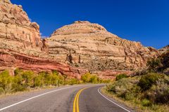 Highway 24 mit Capitol Dome, Capitol Reef NP, Utah, USA