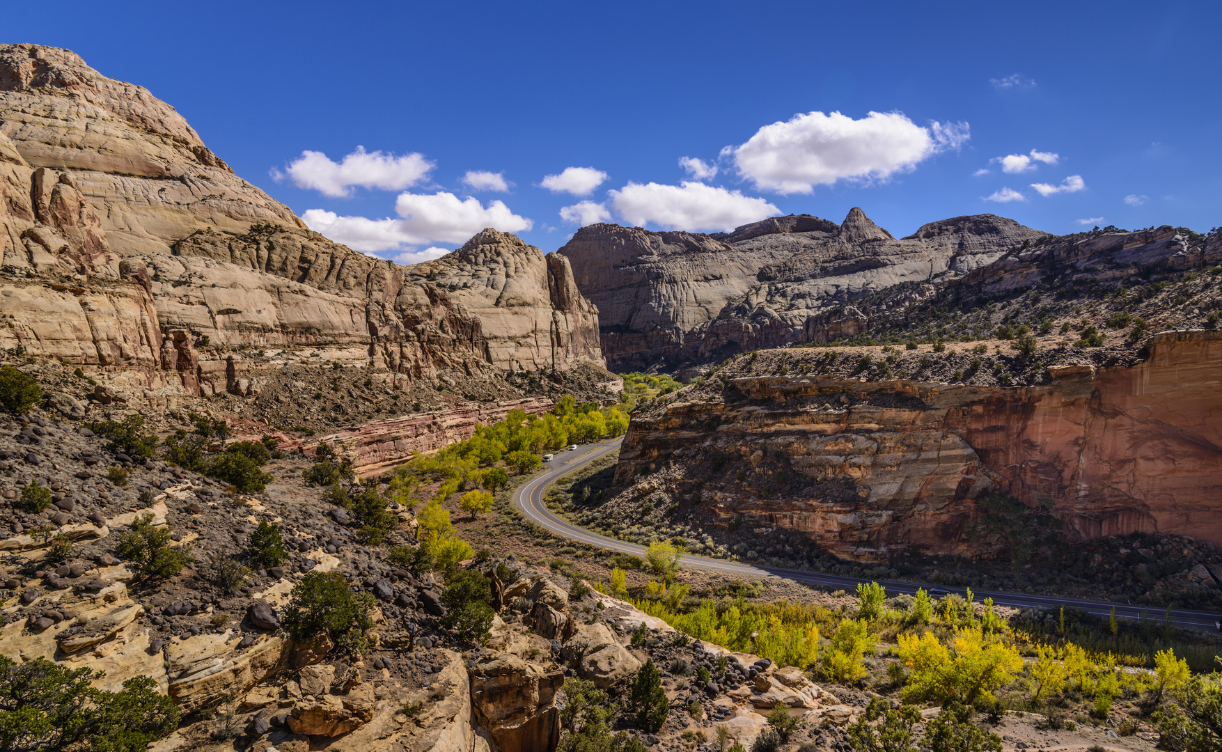 Highway 24 vom Hickman Bridge Trail aus, Capitol Reef NP, Utah