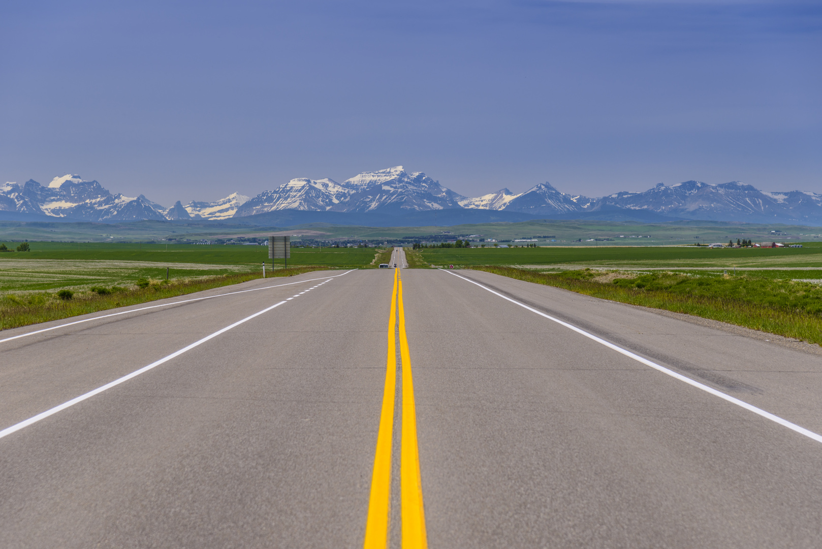 Highway gegen Rocky Mountains, Kanada