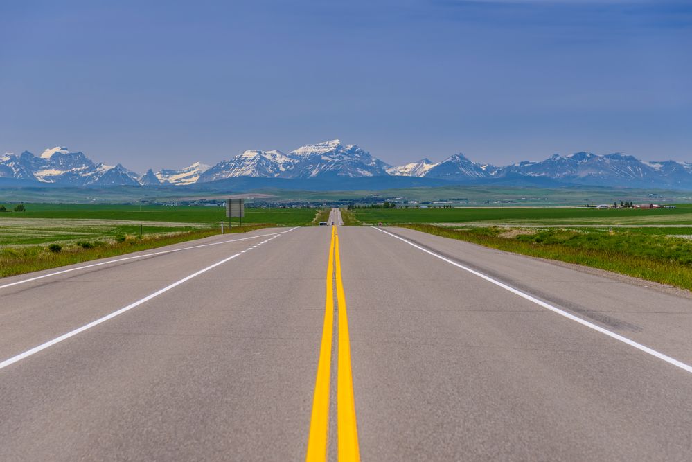 Highway gegen Rocky Mountains, Kanada