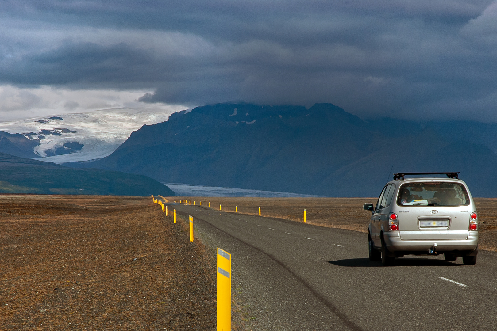 Highway no. 1 passing Hoffellsjökull glacier