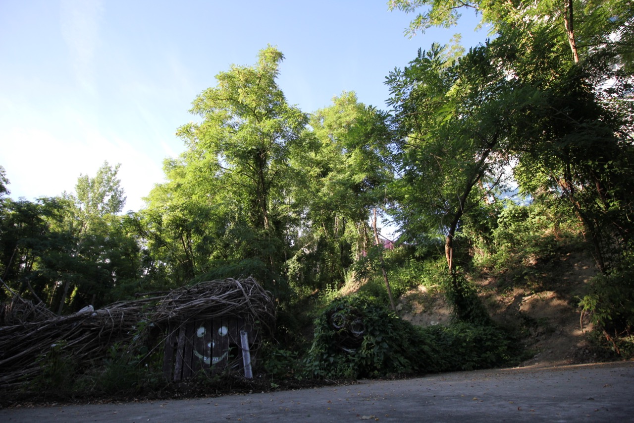 HiGS - teufelsberg berlin - Bodenplatte "Mischwesen" 