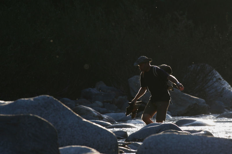 Hiker am Fluss