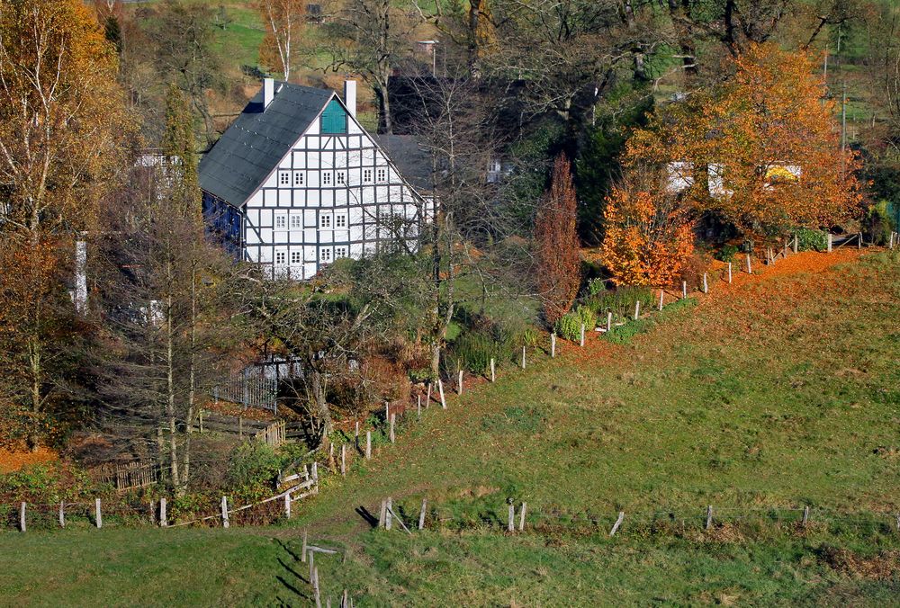 Hilchenbach-Vormwald: Fachwerkhaus im Herbst