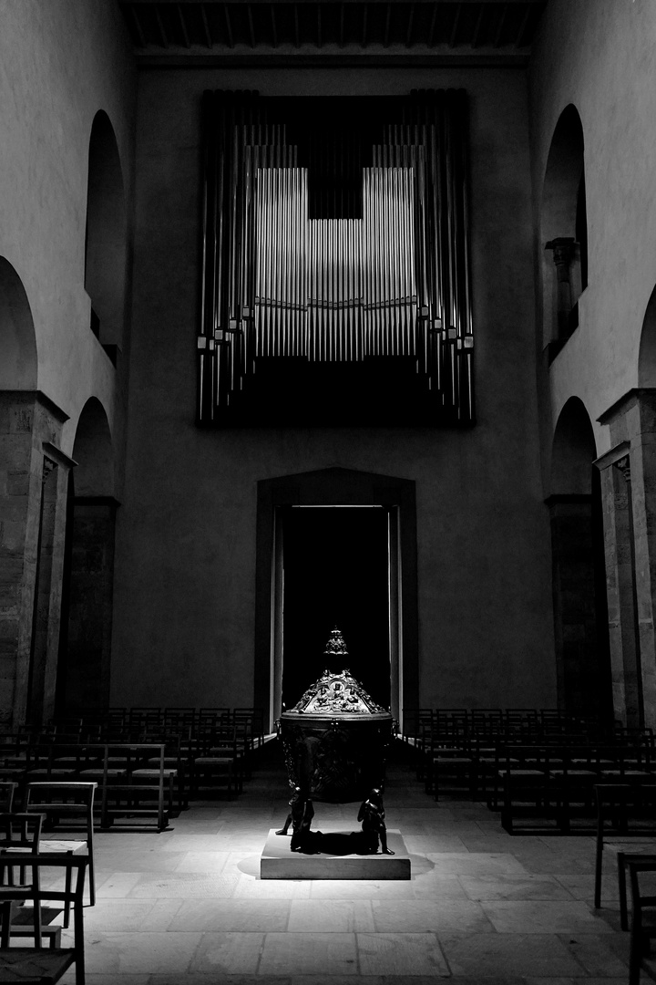 Hildesheimer Dom Taufbecken und Orgel