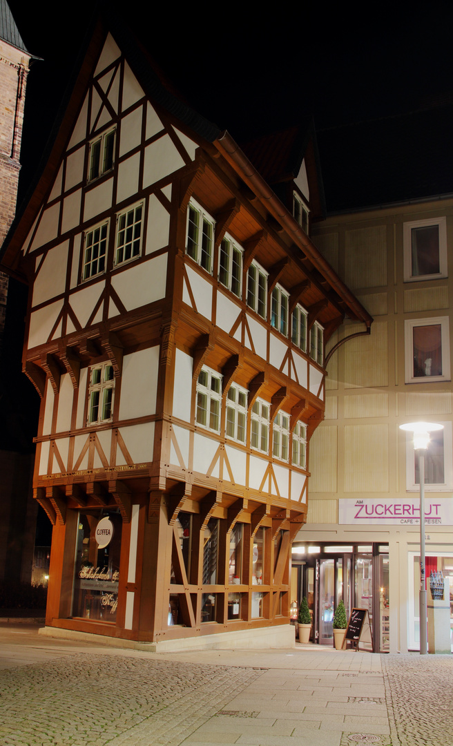 Hildesheims umgestülpter Zuckerhut bei Nacht