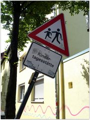 hilfä . . ab in die schule . .