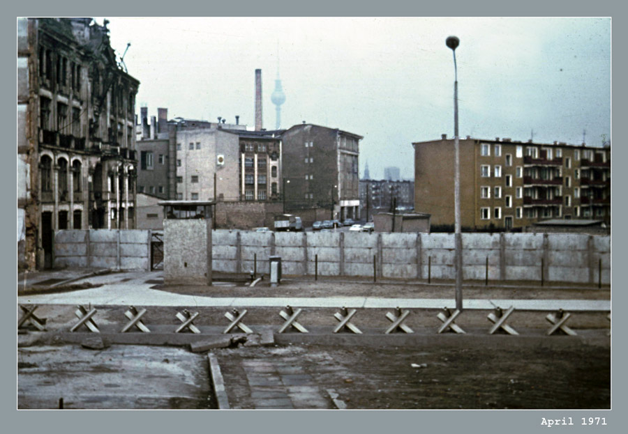 HILFE:   Berlin West  1971   wie heisst die Strasse wo das aufgenommen wurde?