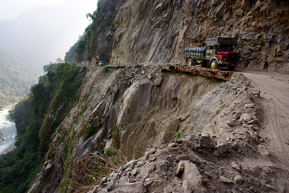 Himalaya Staat Sikkim / Die einzige Strasse in den Norden – Die Hoffnung fährt mit: