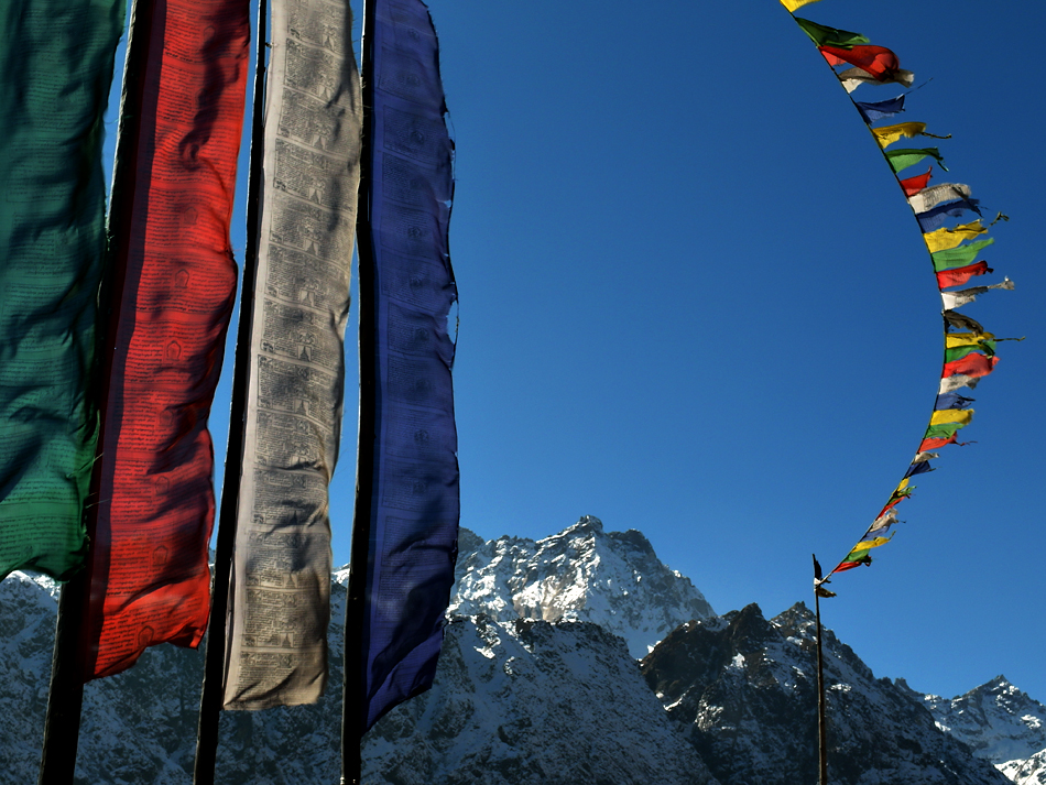 Himalaya Staat Sikkim / Im Wind wehende Gebetsfahnen vor den hohen Bergen
