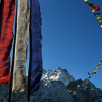 Himalaya Staat Sikkim / Im Wind wehende Gebetsfahnen vor den hohen Bergen