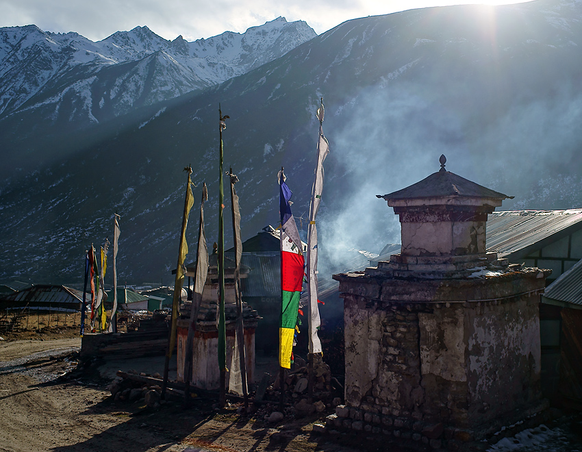 Himalaya Staat Sikkim (Indien) – Einheizrauch über dem Bergdorf auf fast 4000 M.ü.M.