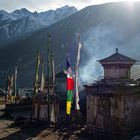 Himalaya Staat Sikkim (Indien) – Einheizrauch über dem Bergdorf auf fast 4000 M.ü.M.