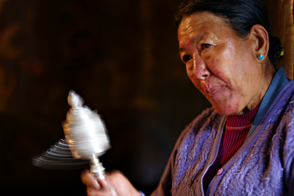 Himalaya Staat Sikkim (Indien) – Frau mit Gebetsmühle / eine Top 10 von 2009