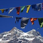 Himalaya Staat Sikkim (Indien) – Gebetsfahnen über den Bergriesen