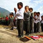 Himalaya Staat Sikkim (Indien) -Gebetsritual vor dem Schulbeginn-