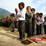 Himalaya Staat Sikkim (Indien) -Gebetsritual vor dem Schulbeginn-