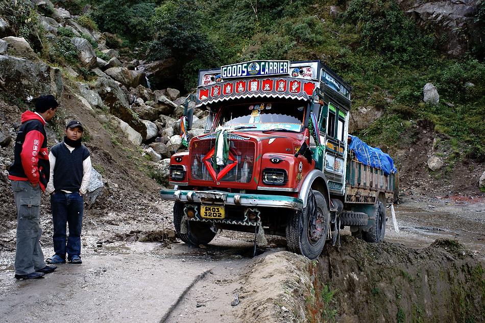 Himalaya Staat Sikkim (Indien) – Goods Carrier fast in den Tod