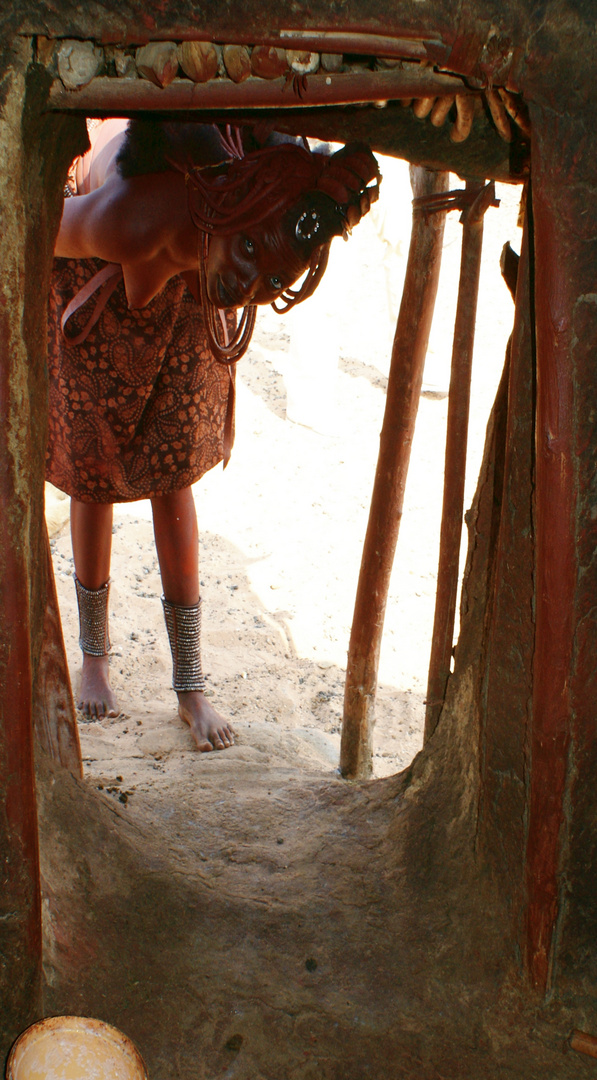 Himba bewegen sich völlig natürlich in ihrer Umgebung !