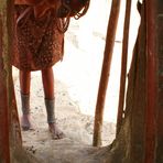 Himba bewegen sich völlig natürlich in ihrer Umgebung !