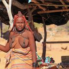 Himba Frau am Strassenrand