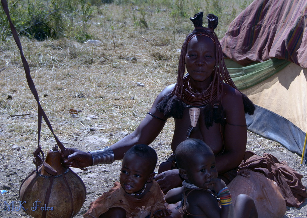 Himba Frau bei der täglichen Arbeit