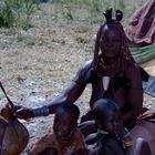 Himba Frau bei der täglichen Arbeit