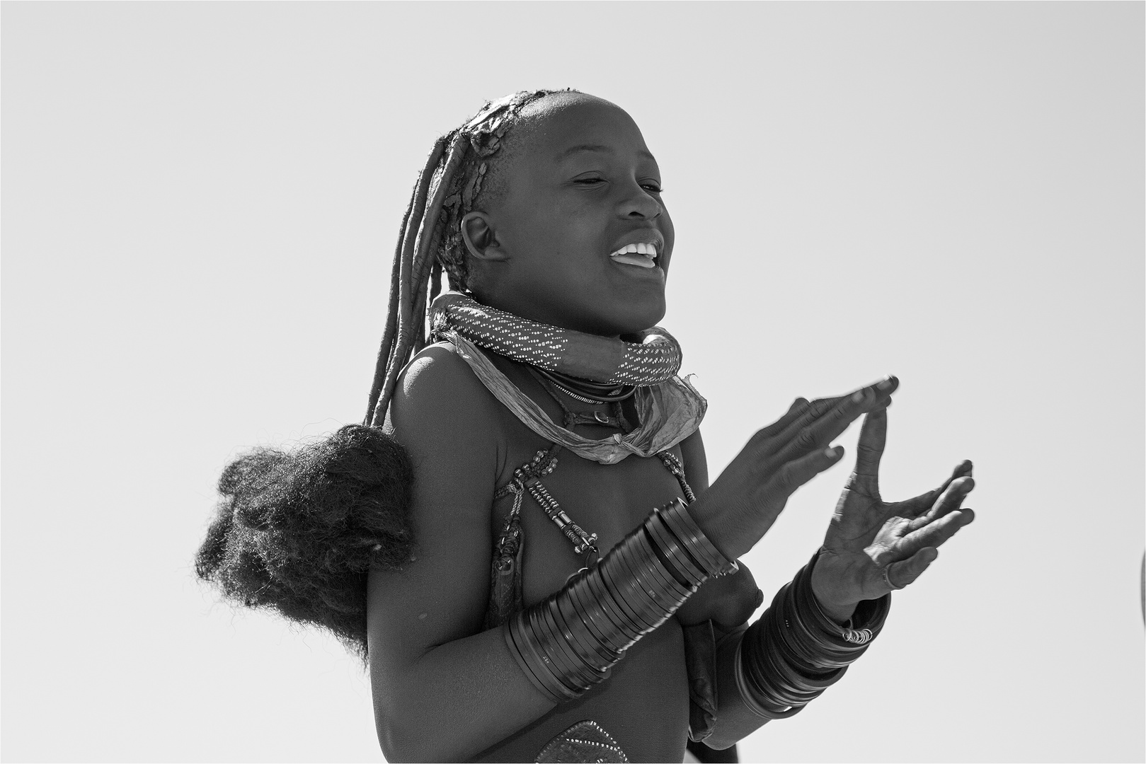 Himba Frau beim tanzen und singen