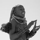 Himba Frau beim tanzen und singen