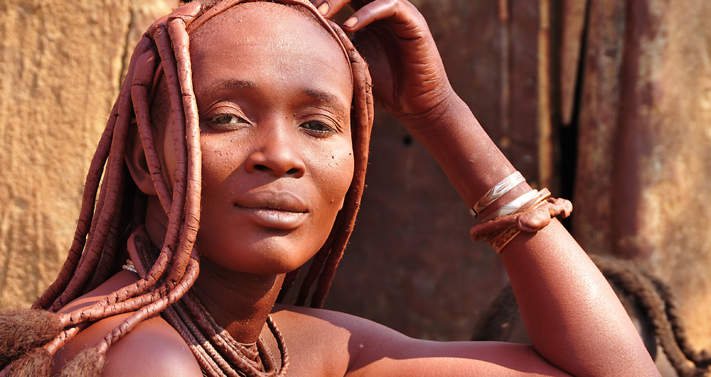 Himba-Frau im Dorf Gelbingen nahe Kamanjab
