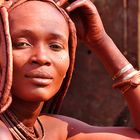 Himba-Frau im Dorf Gelbingen nahe Kamanjab