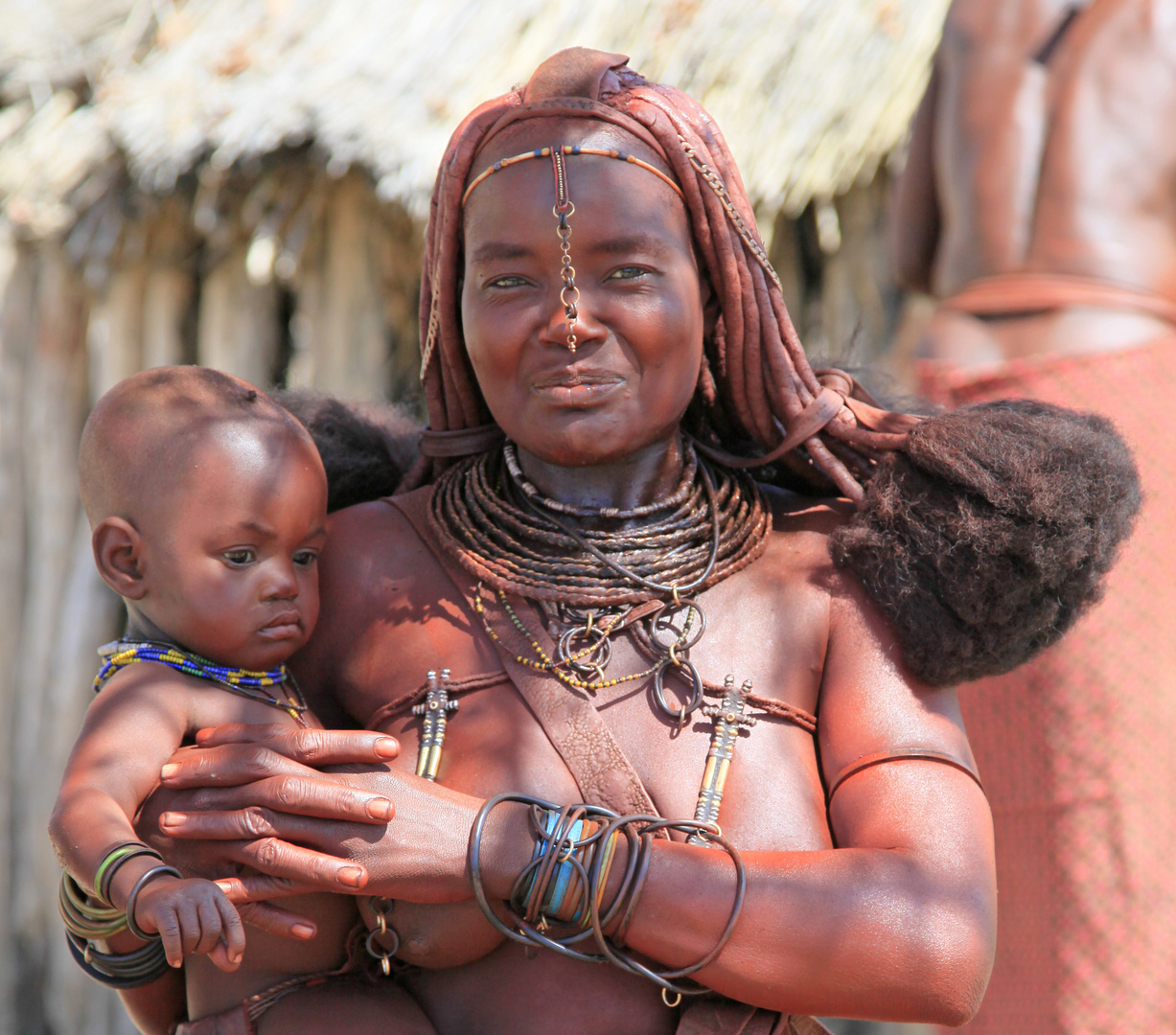 Himba-Frau mit Kind am Kunene