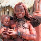 Himba-Frau mit Kind am Kunene