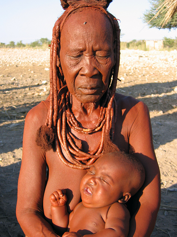 Himba-Großmutter mit Kind