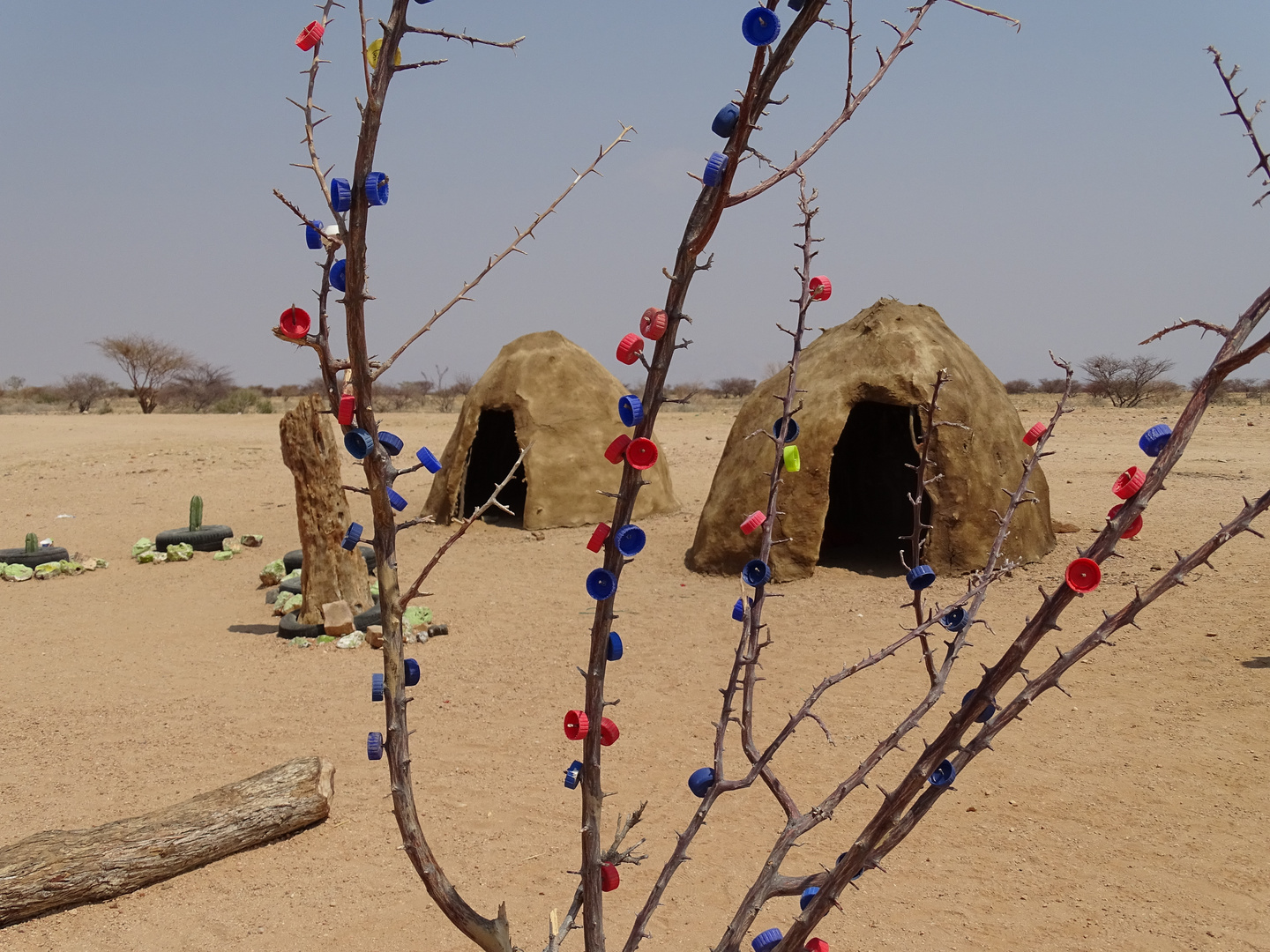 Himba-Hütte mit Baumschmuck, Namibia