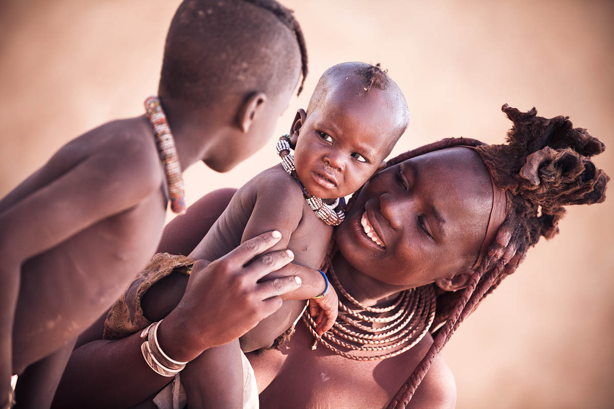 Himba - Mutter mit Kindern