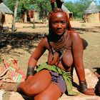 Himbafrau am Verkaufsstand