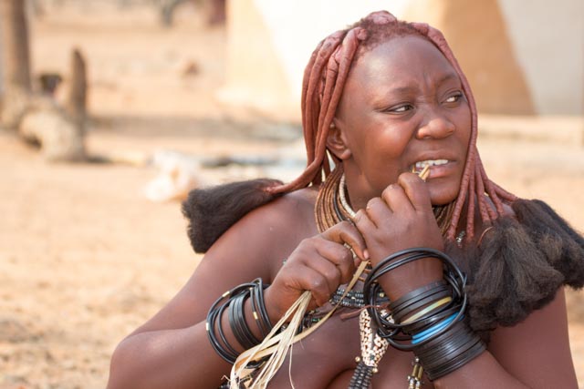 Himbafrau bei der Handarbeit