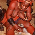 Himbafrau bei spirituellem Abendprogramm