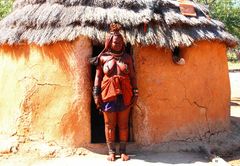 Himbafrau vor der Hütte