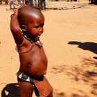 Himbajunge beim Spielen