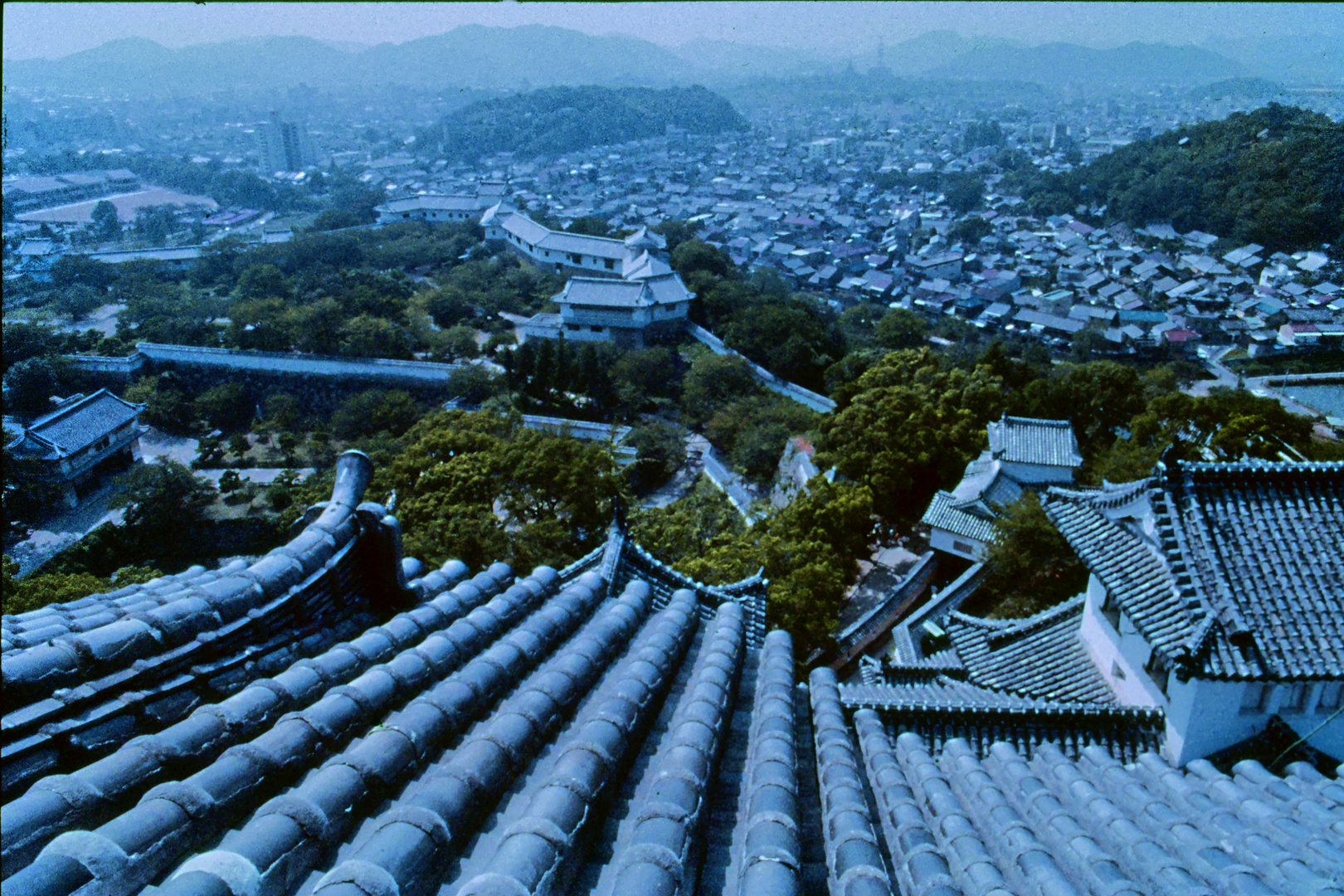 Himeiji - Blick vom Hauptturm über die Festungsanlage und die moderne Stadt