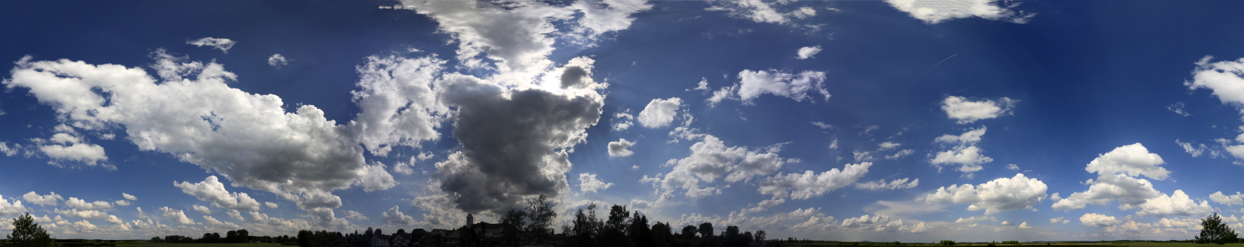 Himmel blau-weiß