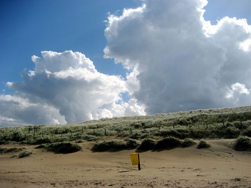 Himmel, Dünen und ein gelbes Stück Zivilisation.