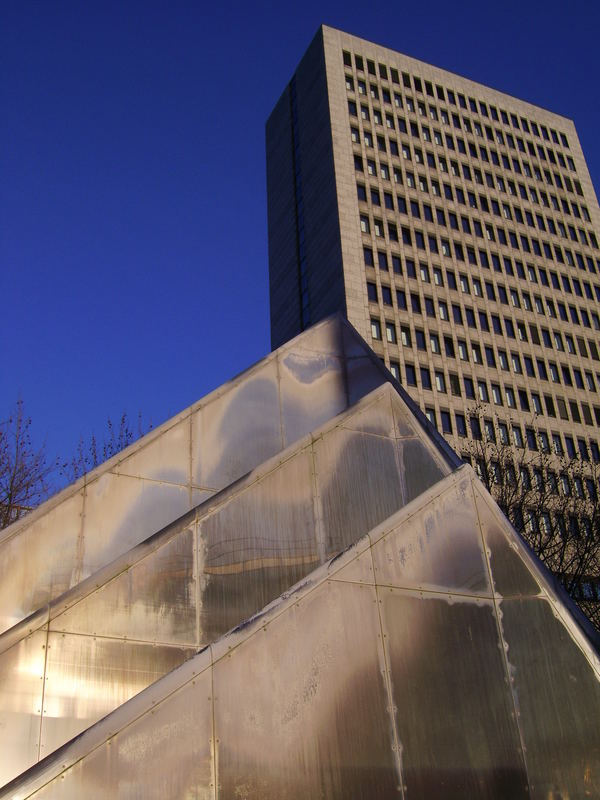 Himmel, Hochhaus & Brunnen